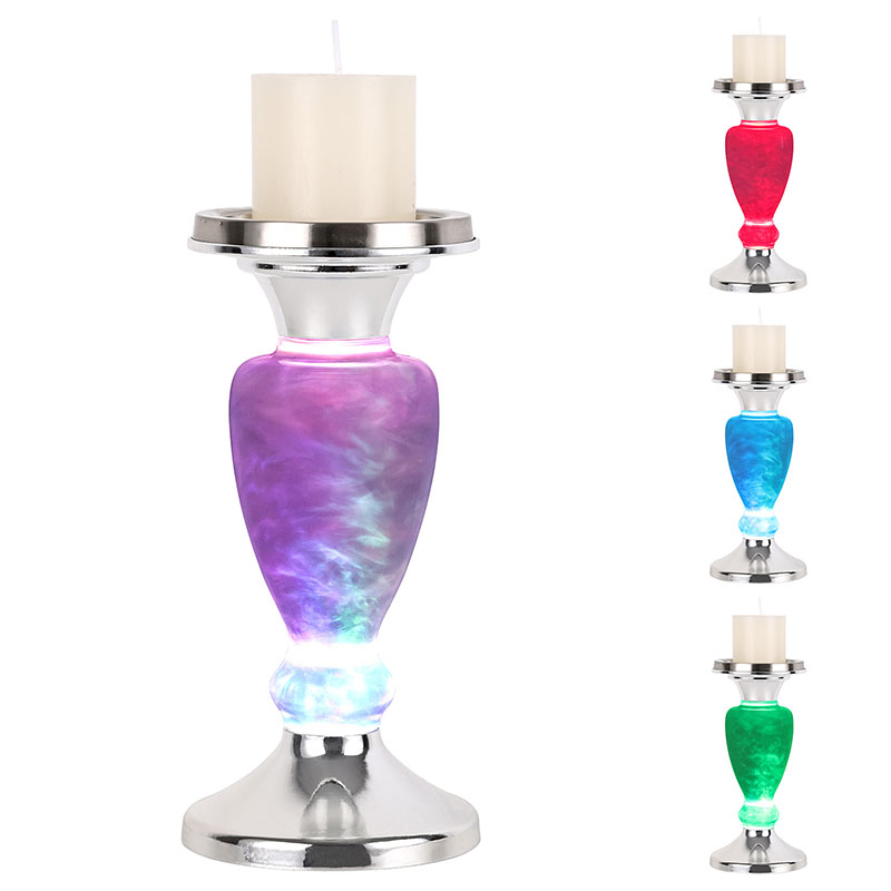 ضوء الليل الغائم مع شمعة